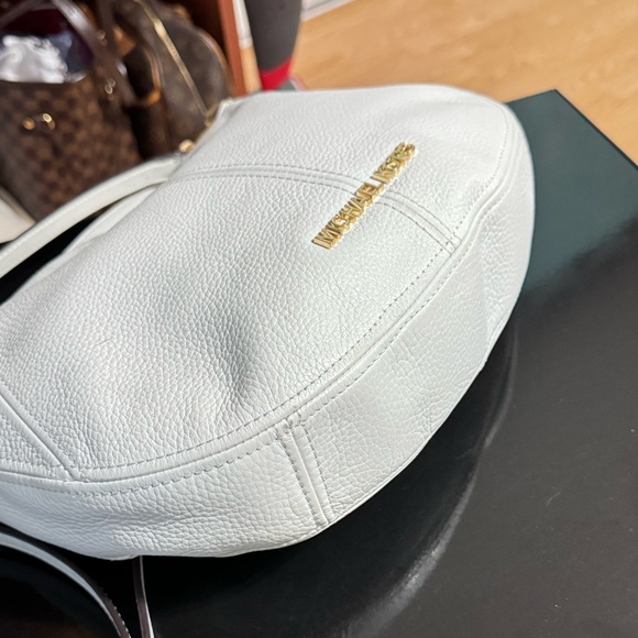 Authentic Michael khors a cross body bag - Picture 5 of 11